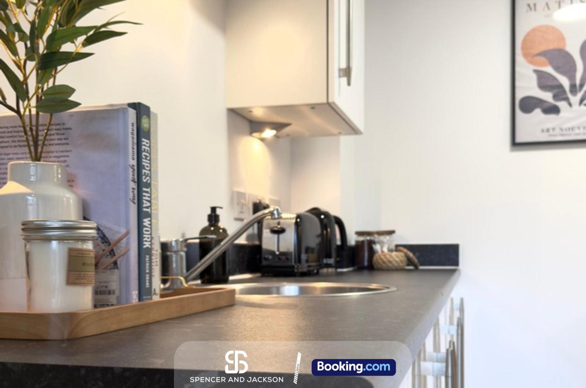 1 Bedroom City Centre Apartment Near The University And Bodleian Library By Spencer And Jackson Short Lets & Serviced Accommodation Oxford Exterior foto